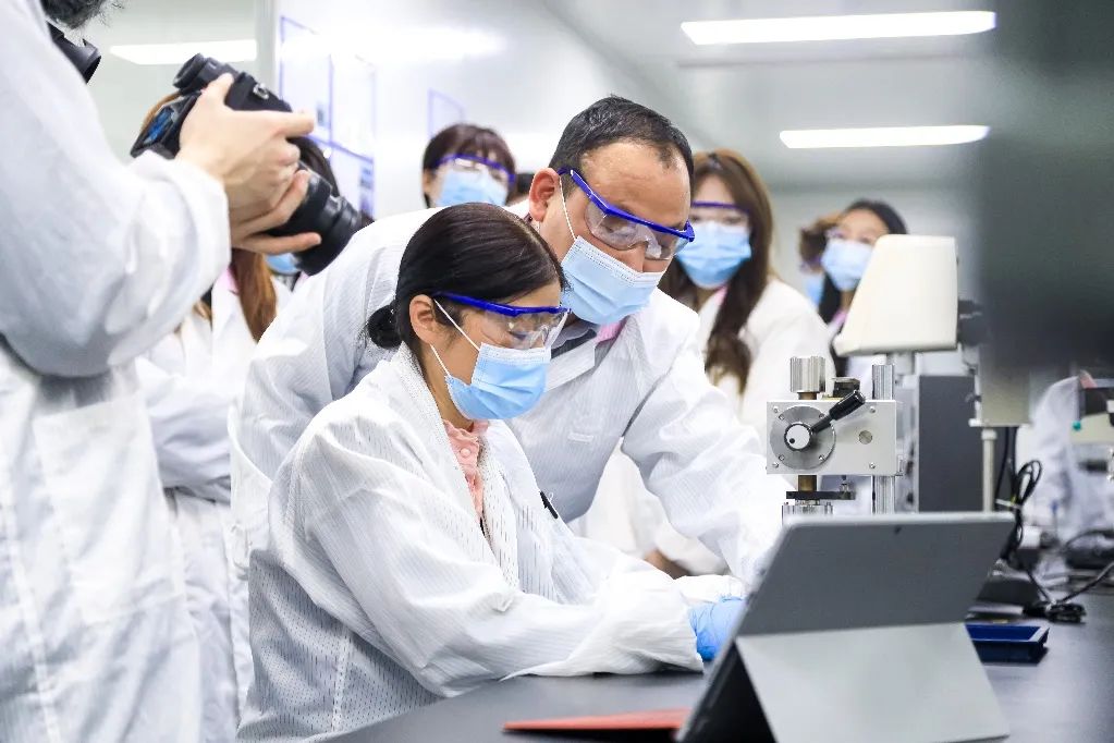 国内化妆品行业仍面临原料端创新动能不足、部分企业质量管理体系薄弱、品牌高端化进程缓慢、价值创造能力有待进一步提升等挑战