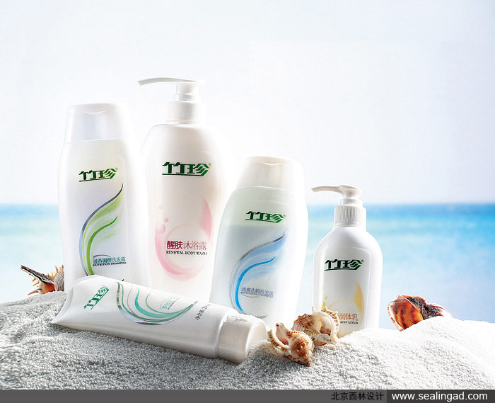 一张张戴着“岁岁平安”围脖、穿着喜庆年服的萌宠照片