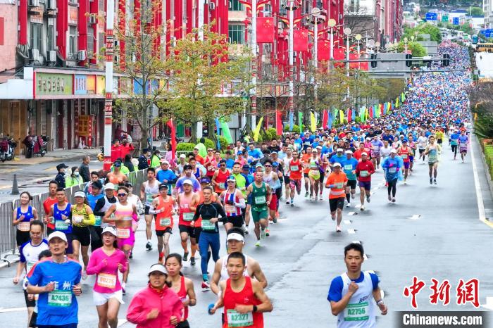 2025连南半程马拉松吸引万名跑友参加：花径瑶马