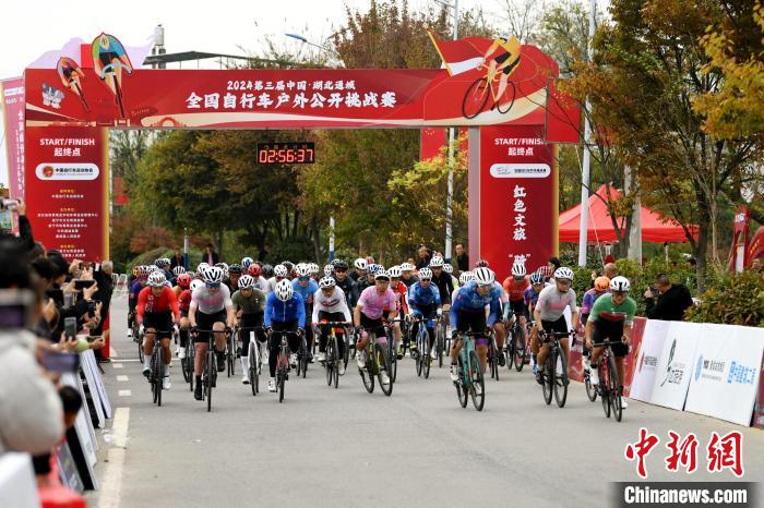 全国超过三百名骑行选手在湖北通城黄袍山激烈