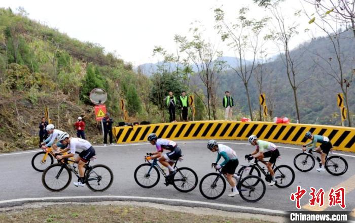 全国超过三百名骑行选手在湖北通城黄袍山激烈