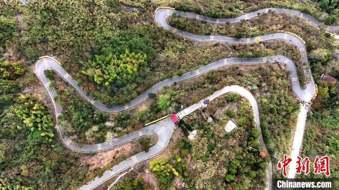 全国超过三百名骑行选手在湖北通城黄袍山激烈