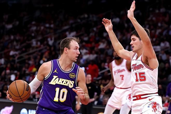 湖人客场力克热火豪取8连胜 肯纳德低迷难掩球队