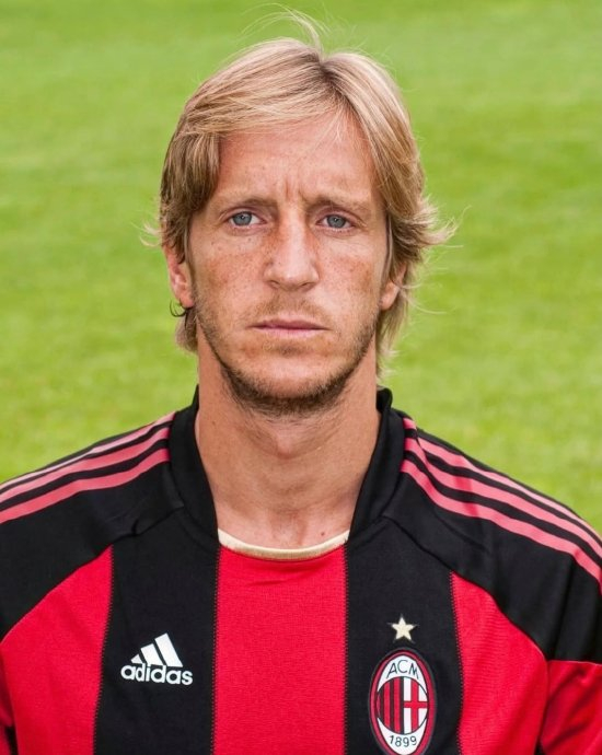 AC米兰传奇球员退役告别战引发球迷深情回忆