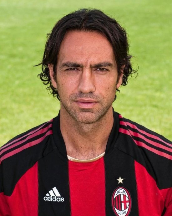 AC米兰传奇球员退役告别战引发球迷深情回忆