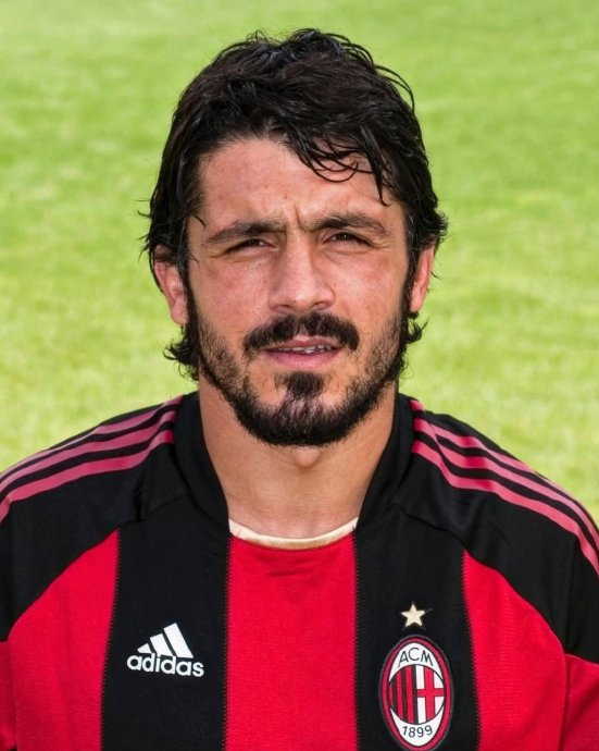 AC米兰传奇球员退役告别战引发球迷深情回忆