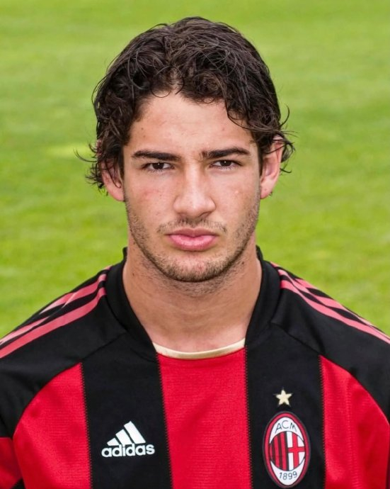 AC米兰传奇球员退役告别战引发球迷深情回忆